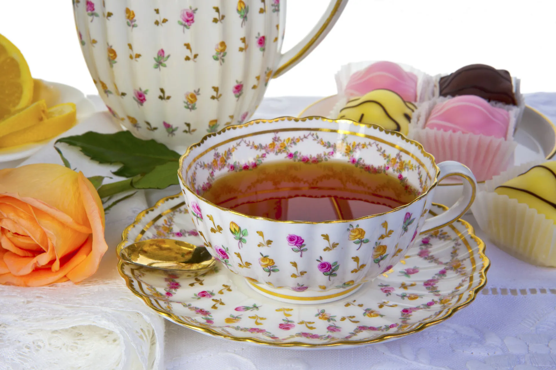 Uma variedade de folhas de chá e ervas para infusão.