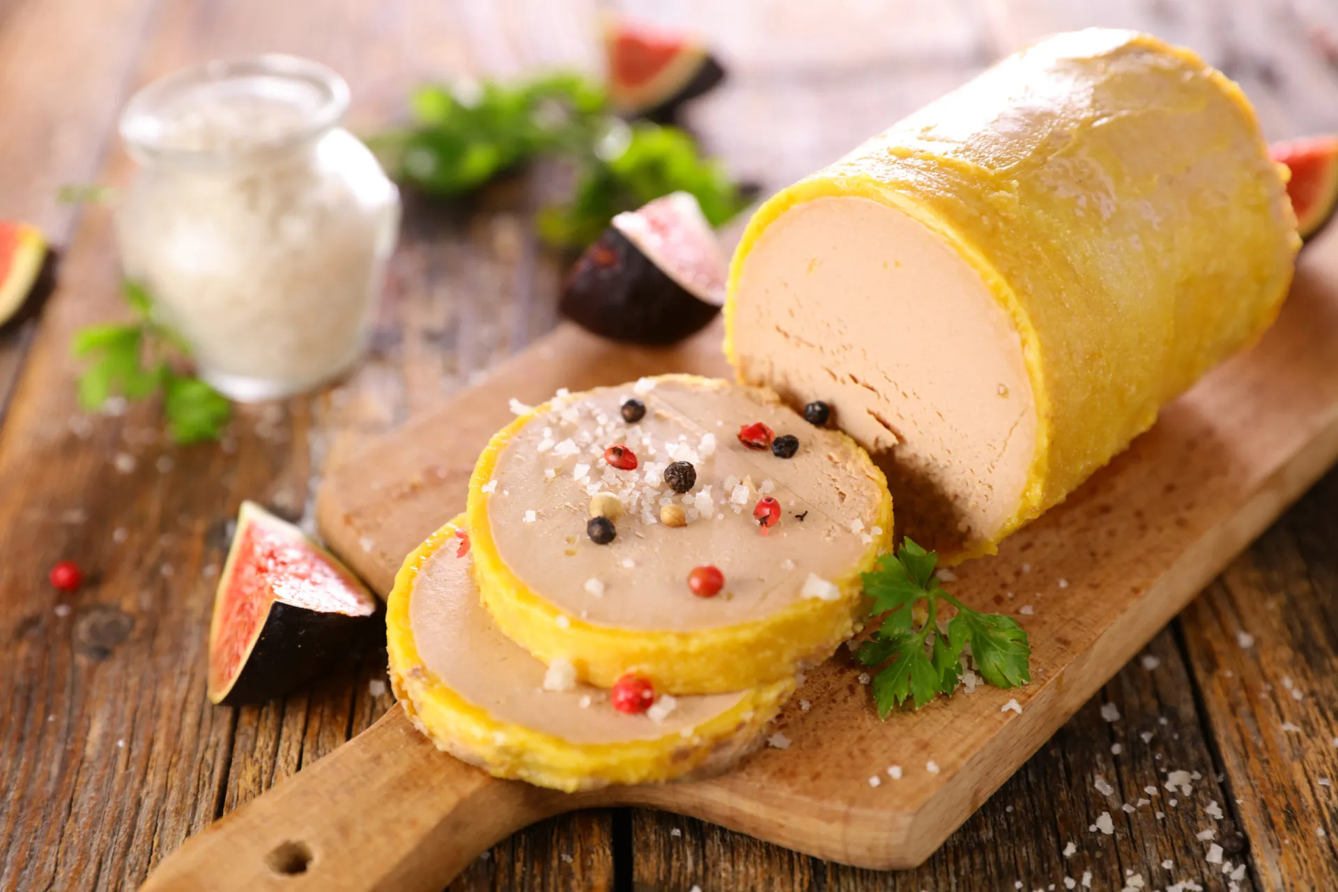 Uma porção de foie gras servida de forma elegante em um prato.