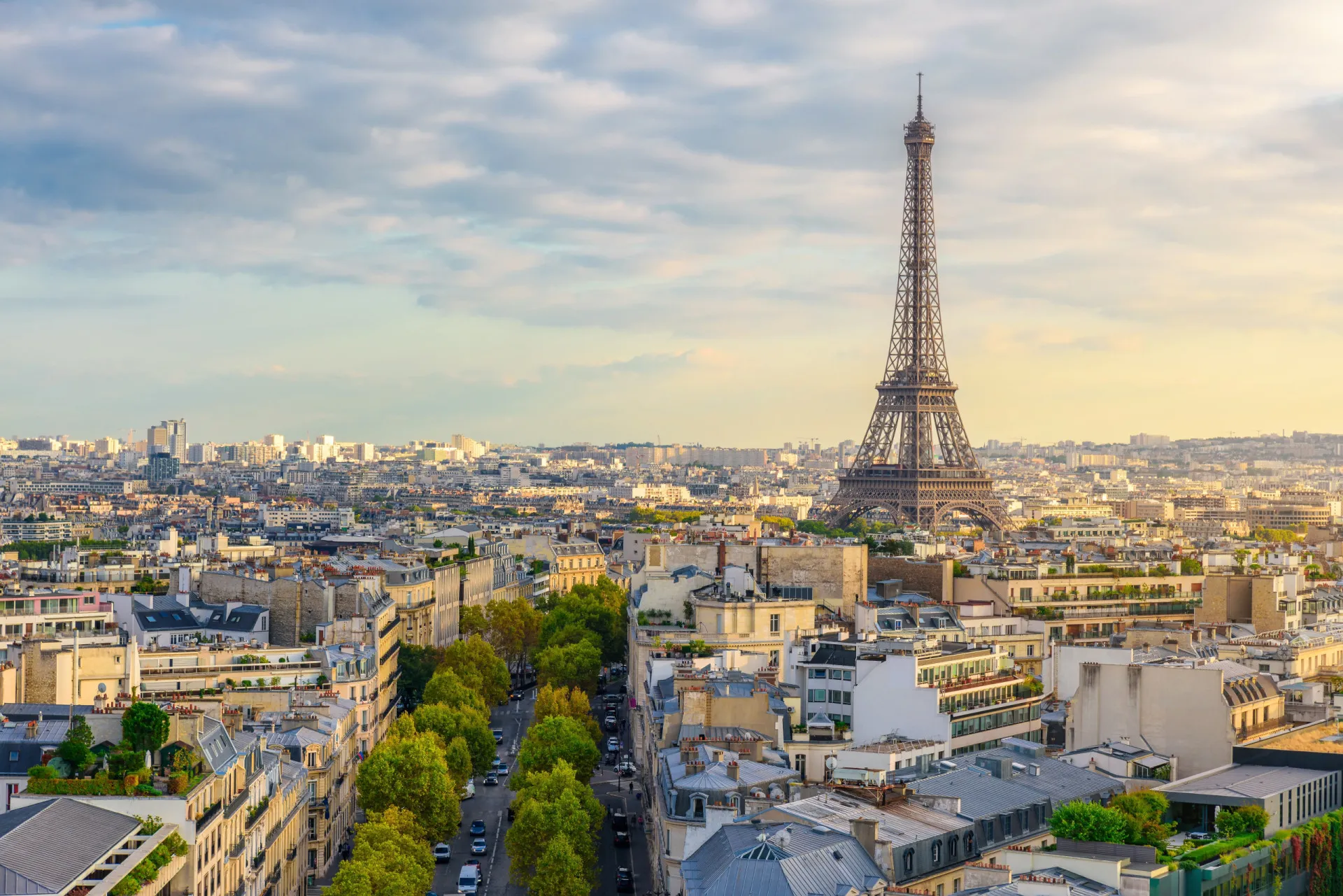 A Torre Eiffel em Paris, França, um dos monumentos mais reconhecidos do mundo.