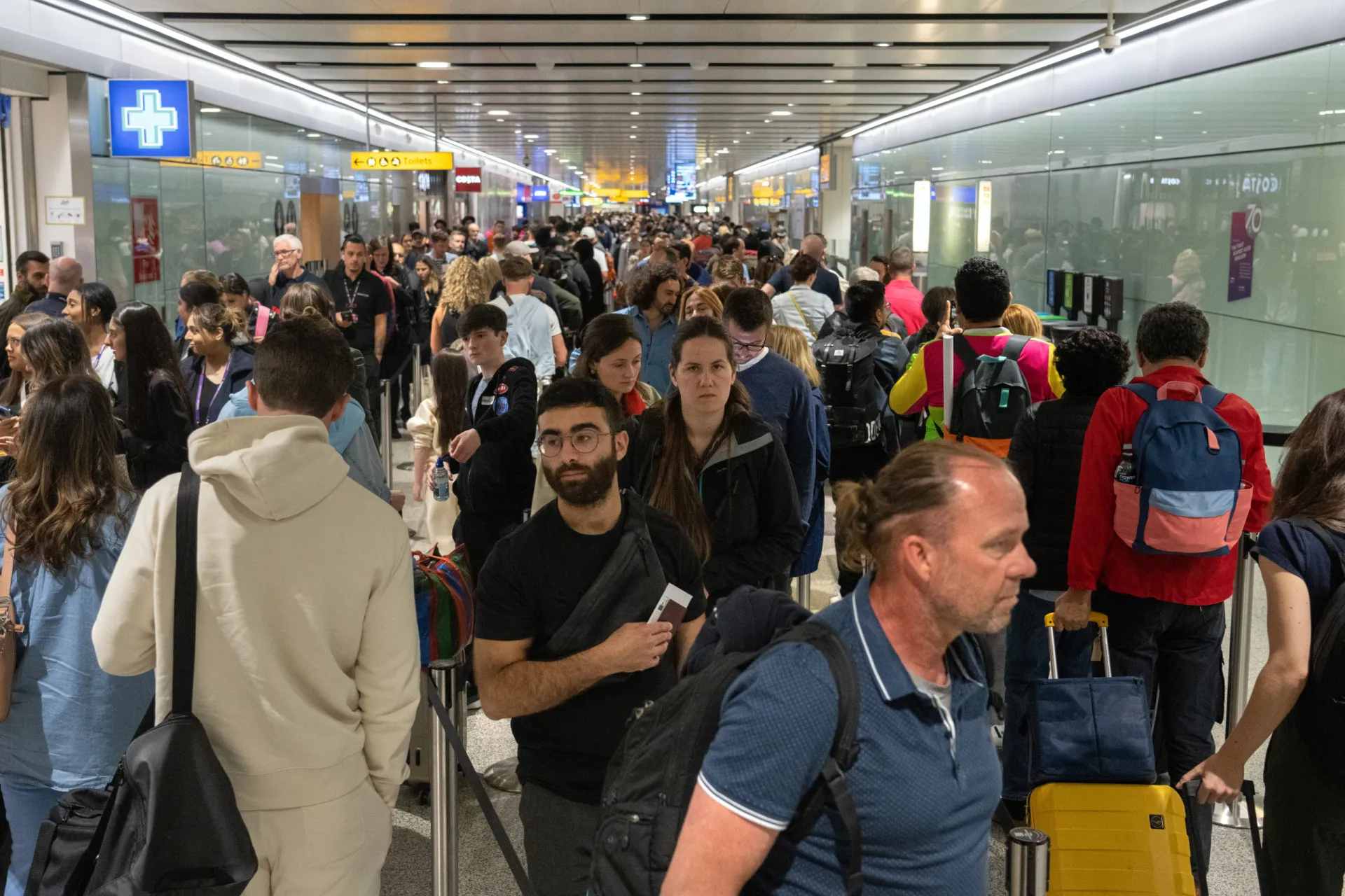 Um globo terrestre com foco nos continentes, simbolizando as viagens internacionais.