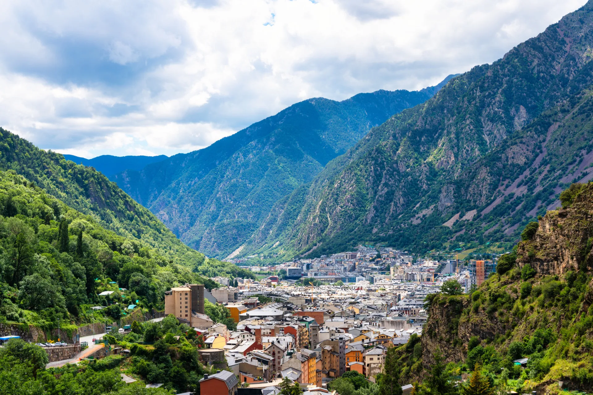 Vista panorâmica da cidade de Andorra la Vella, situada em um vale montanhoso.