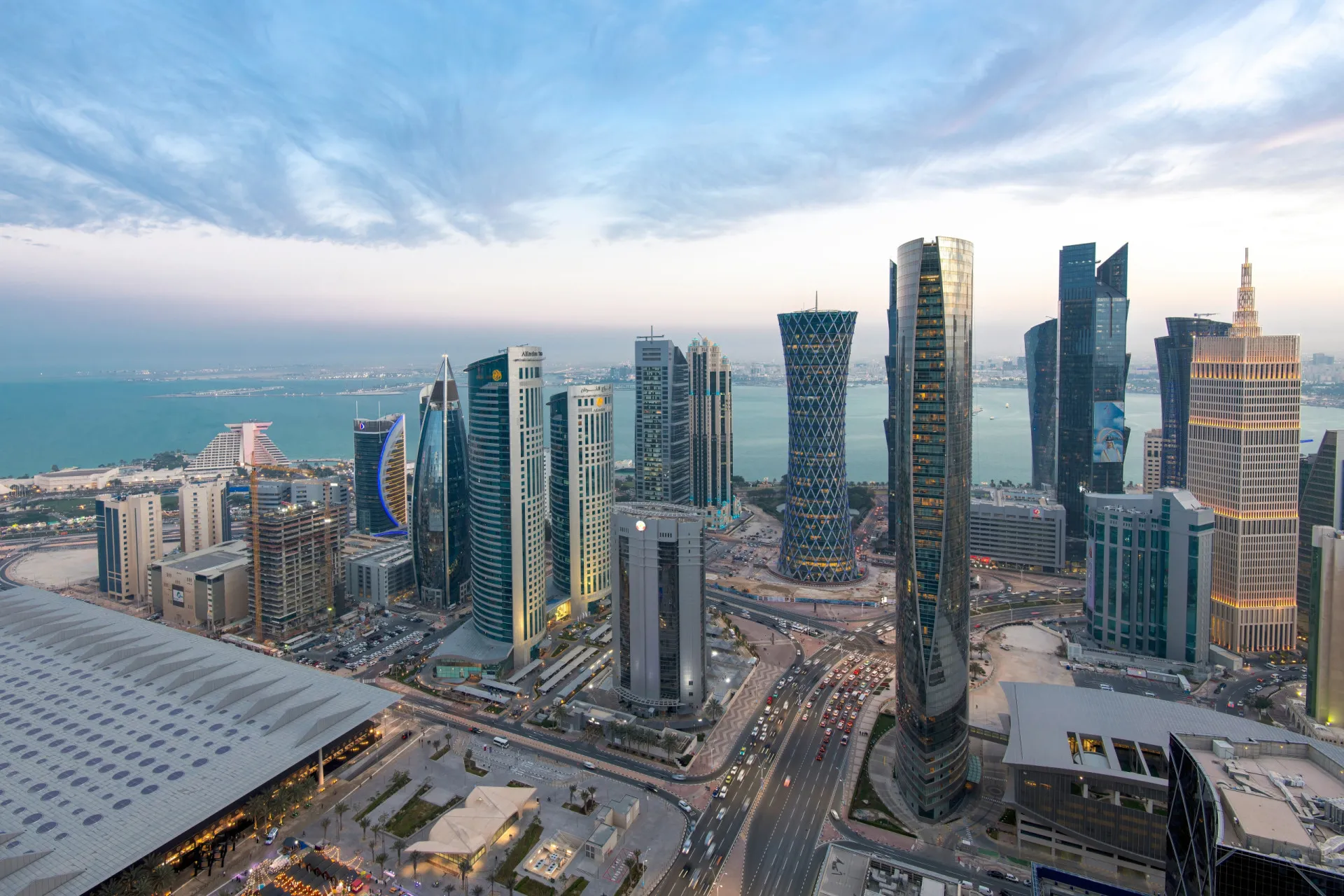 O horizonte moderno e futurista de Doha, a capital do Qatar.