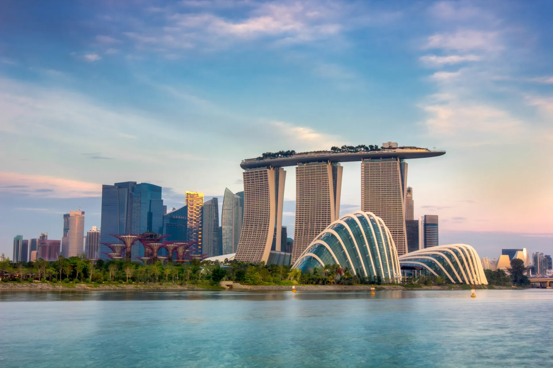Os Supertrees iluminados no Gardens by the Bay, em Singapura.