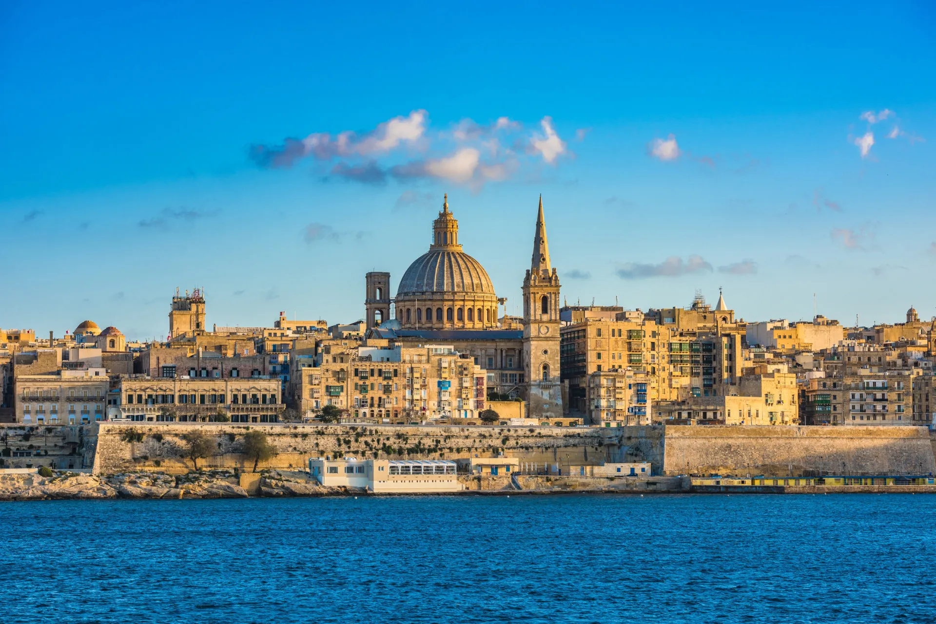 Barcos de pesca coloridos na baía de Marsaxlokk, em Malta.