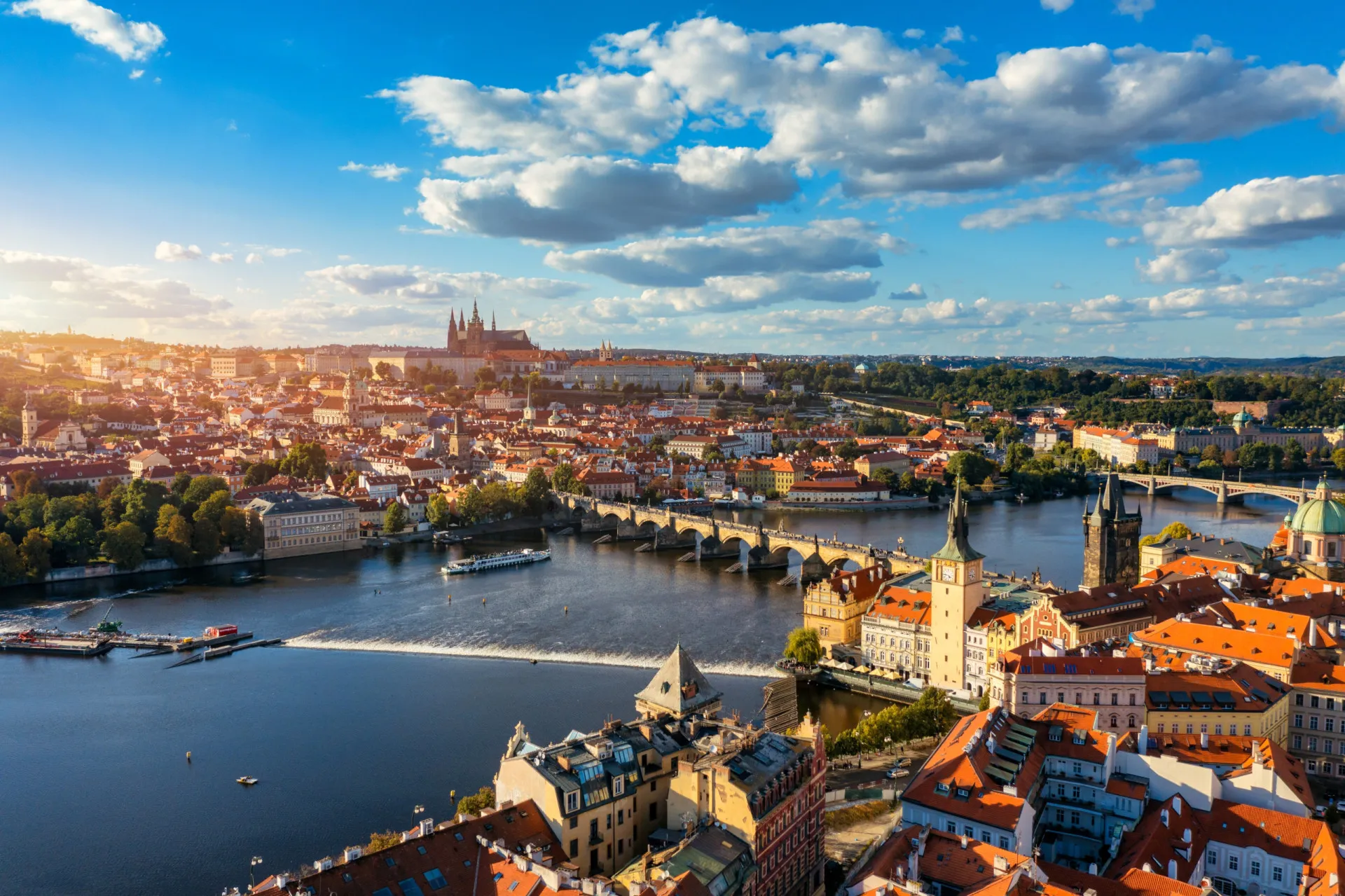 A Ponte Carlos e o Castelo de Praga ao fundo, na República Tcheca.