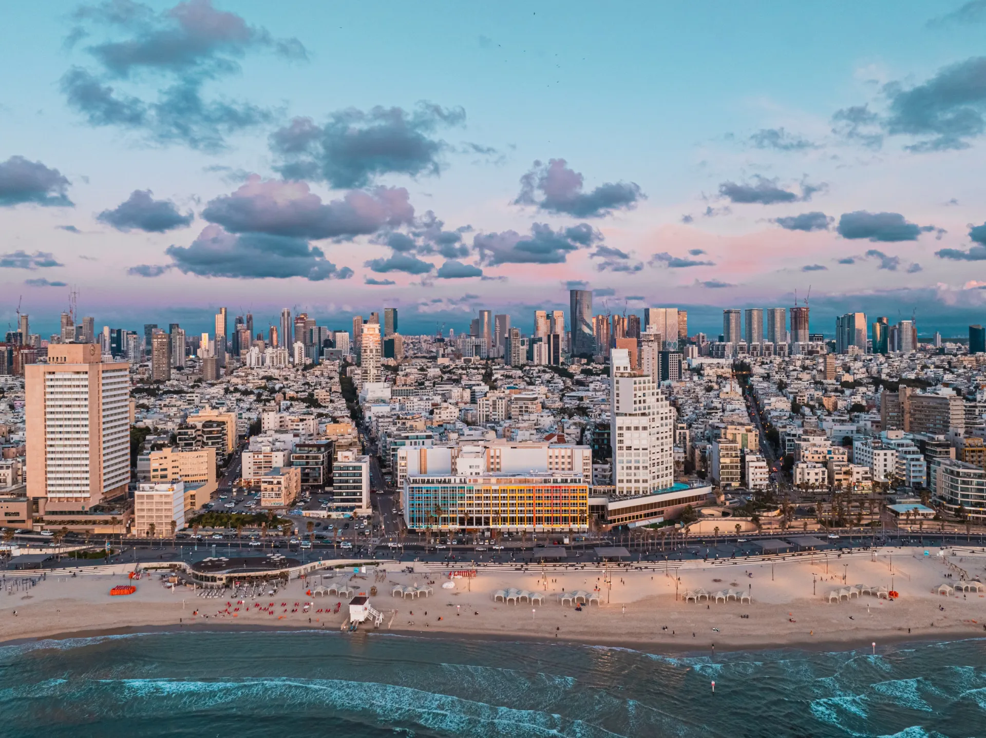 O Domo da Rocha e o Muro das Lamentações na cidade velha de Jerusalém, Israel.