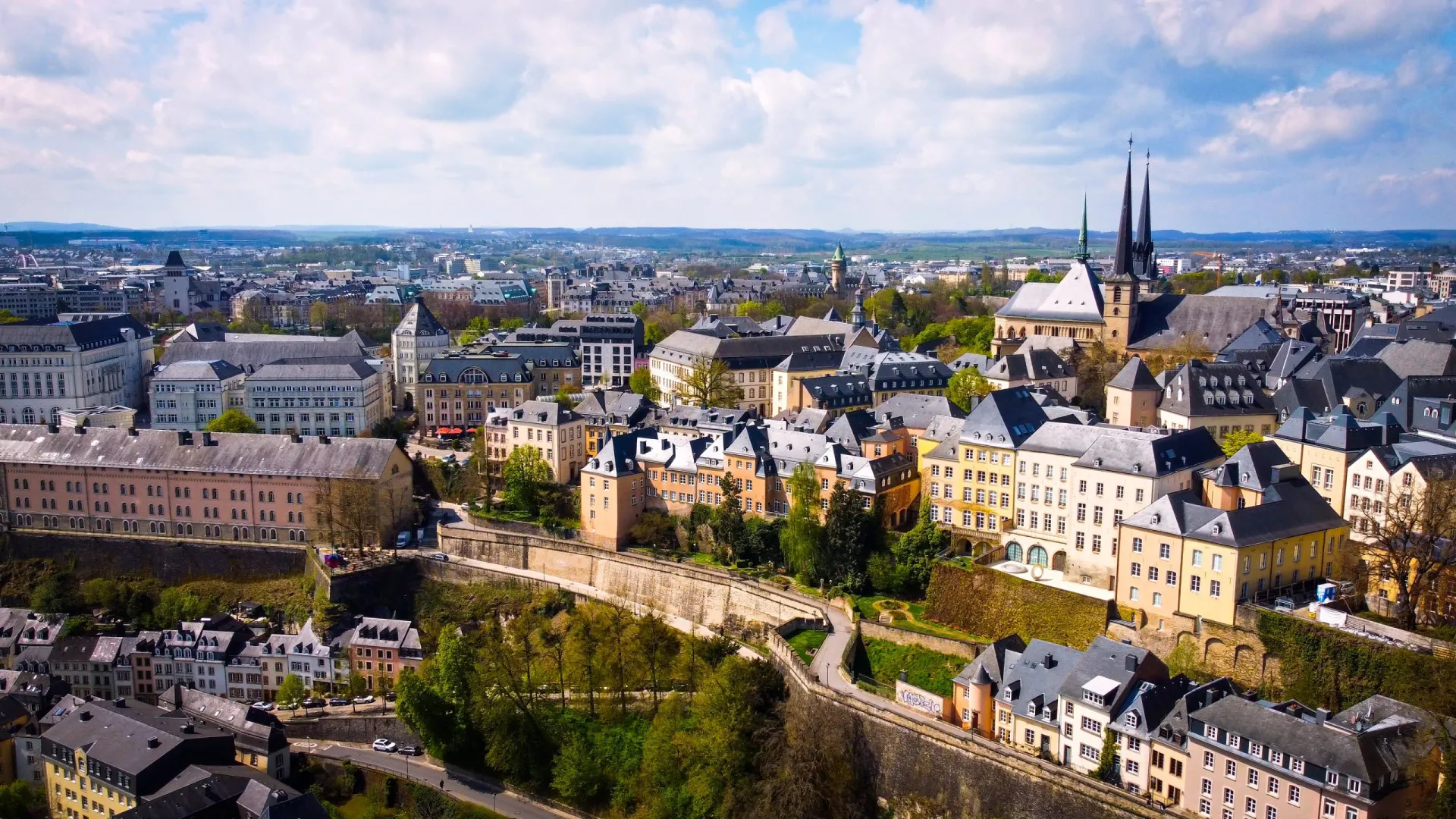 Vista da cidade de Luxemburgo, com suas fortificações históricas e pontes.