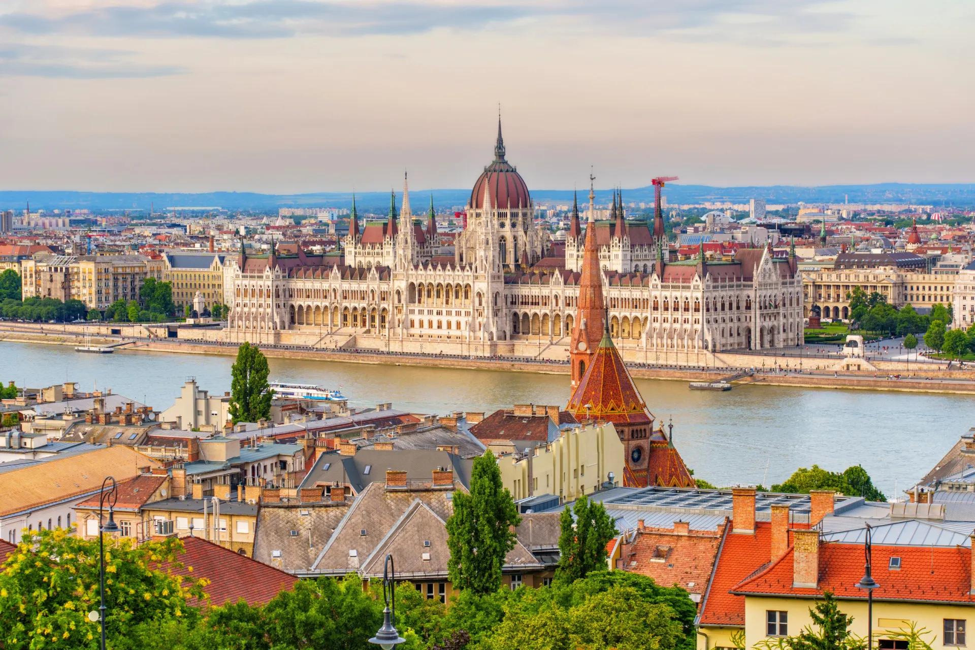 O impressionante edifício do Parlamento Húngaro às margens do rio Danúbio, em Budapeste.