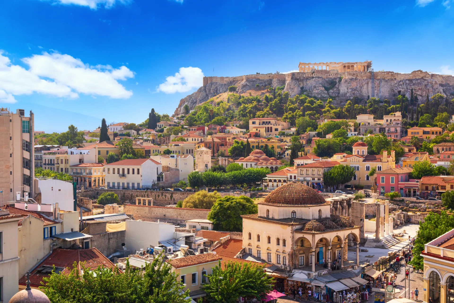 As icônicas cúpulas azuis e casas brancas de Santorini, na Grécia.