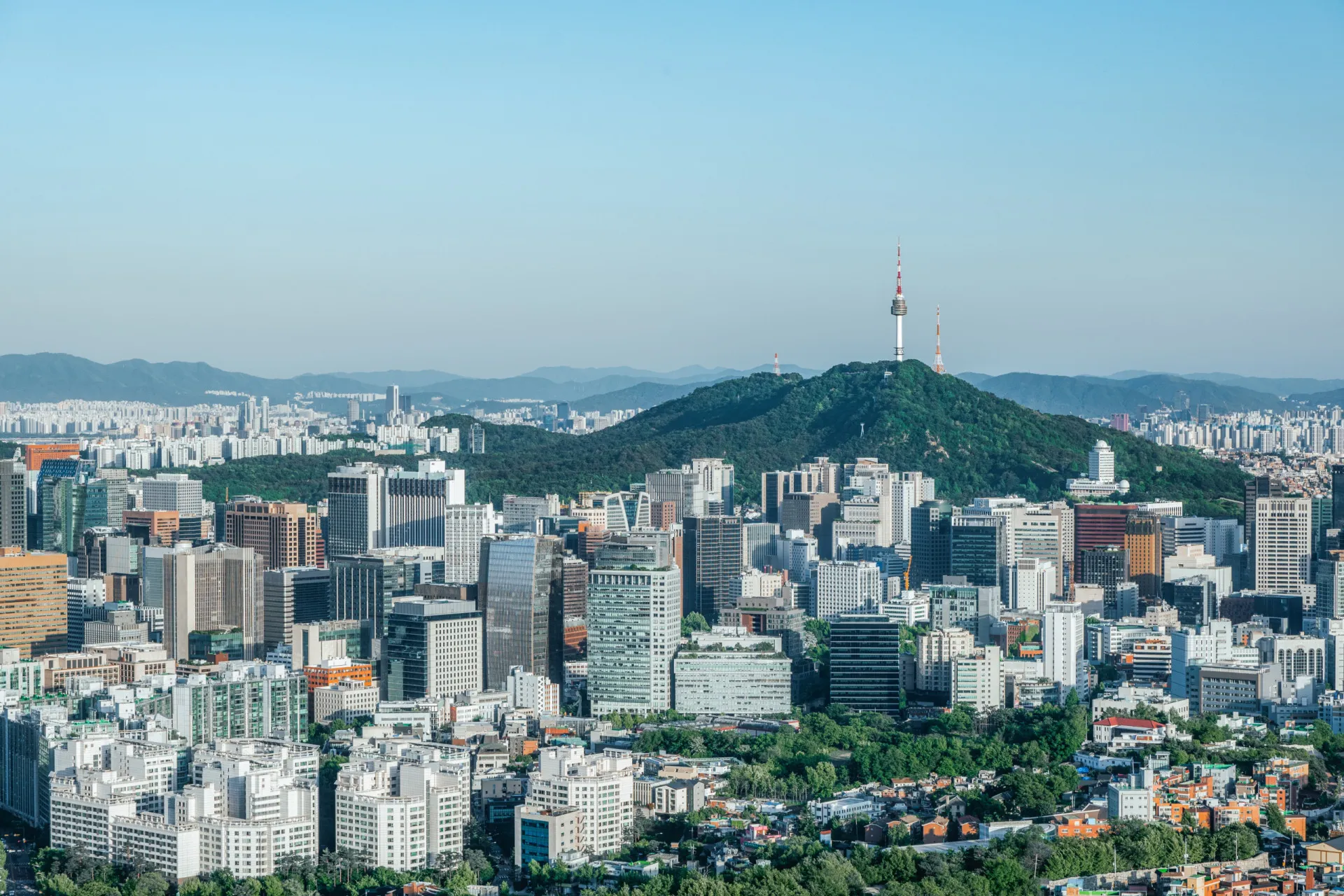 O Palácio Gyeongbokgung com o horizonte moderno de Seul ao fundo, na Coreia do Sul.