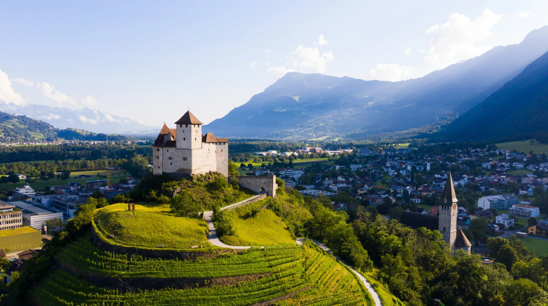 O Castelo de Vaduz, residência do príncipe de Liechtenstein, com vista para o vale do Reno.