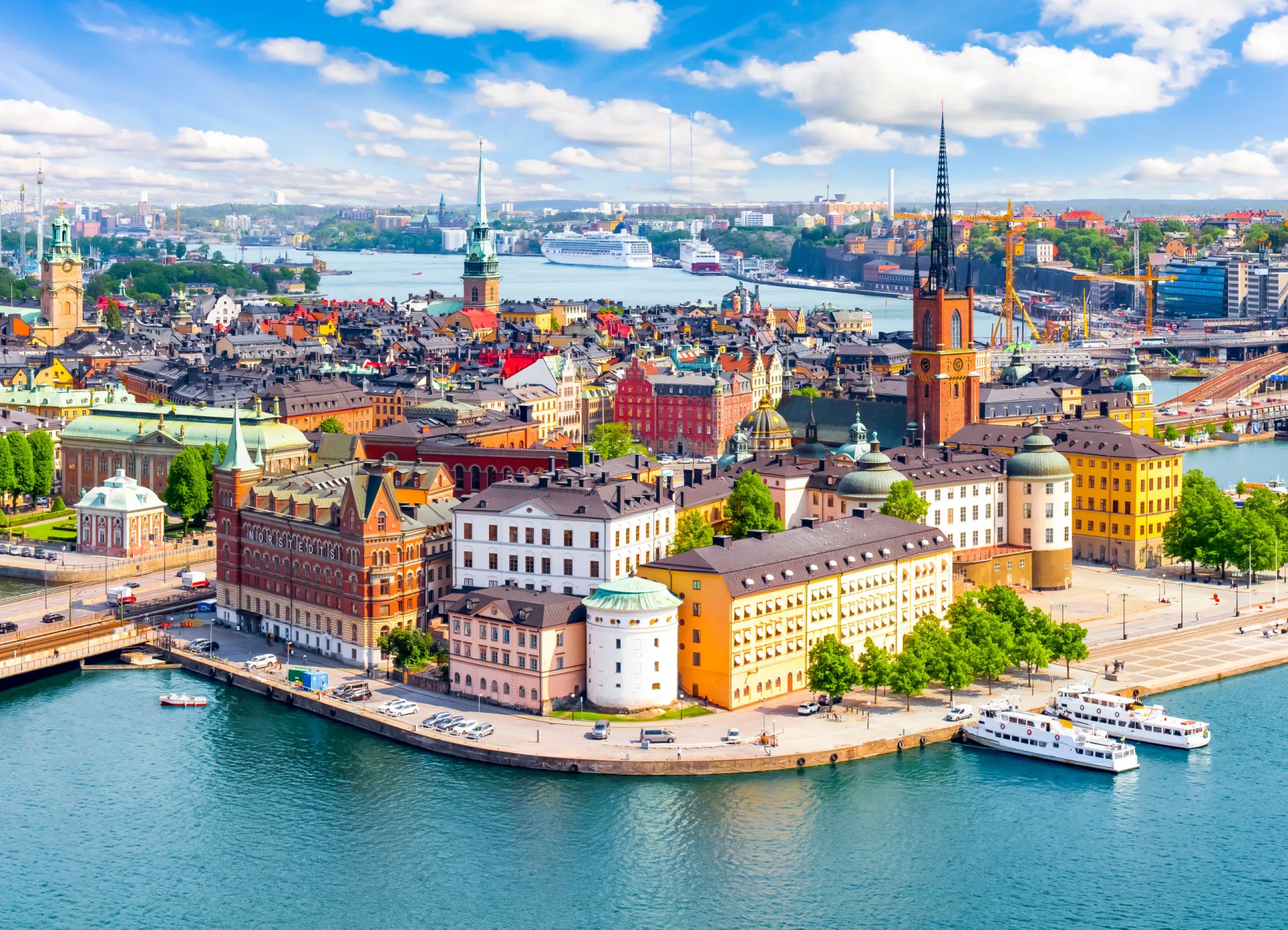 A cidade velha de Estocolmo (Gamla Stan) com suas construções coloridas, na Suécia.