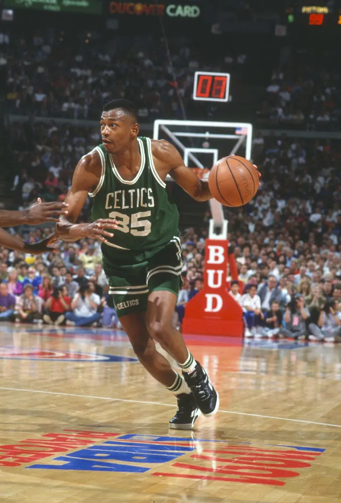 O jogador de basquete Reggie Lewis, do Boston Celtics, em ação durante um jogo.