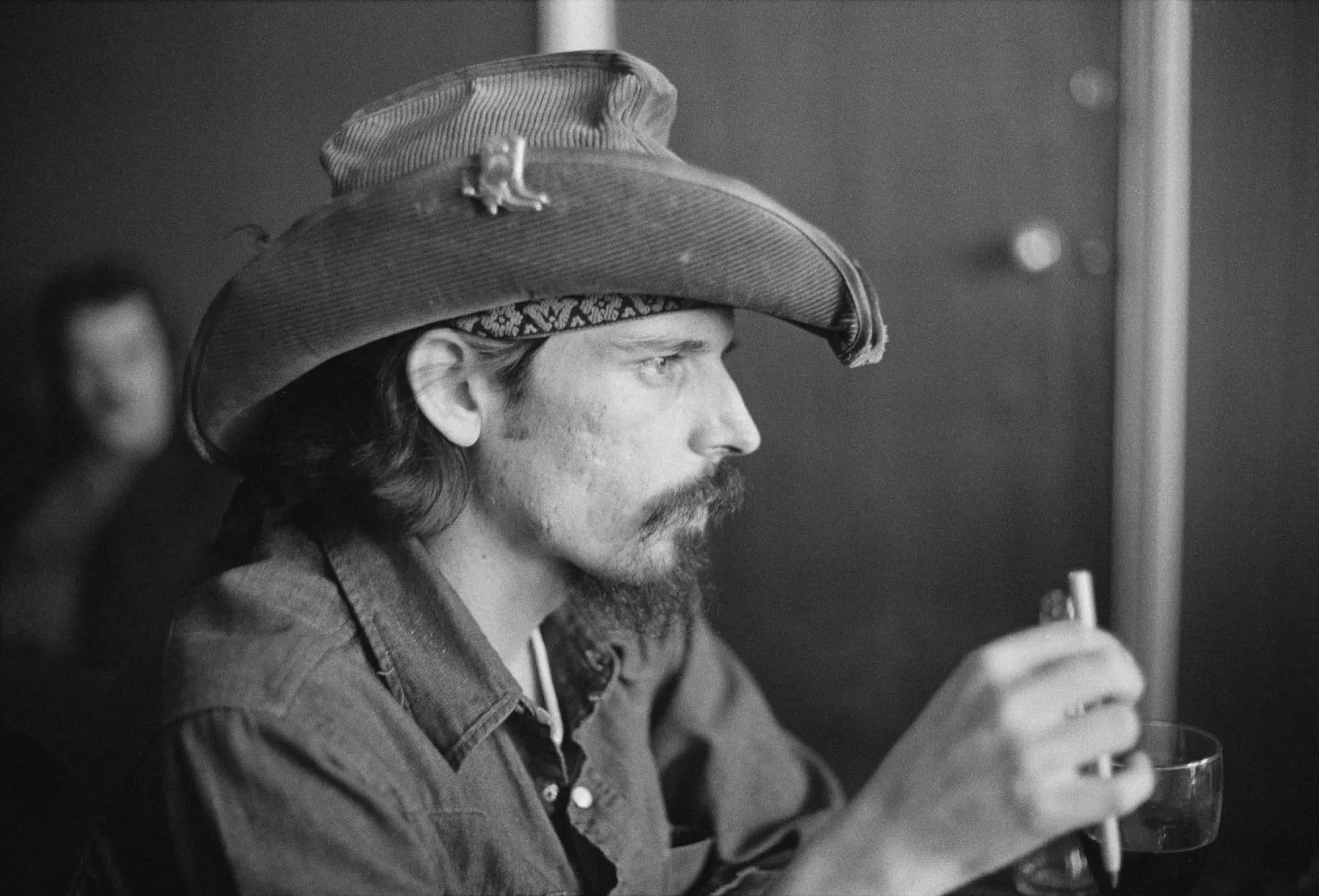 Ron 'Pigpen' McKernan, membro do Grateful Dead, com chapéu de cowboy e óculos escuros.