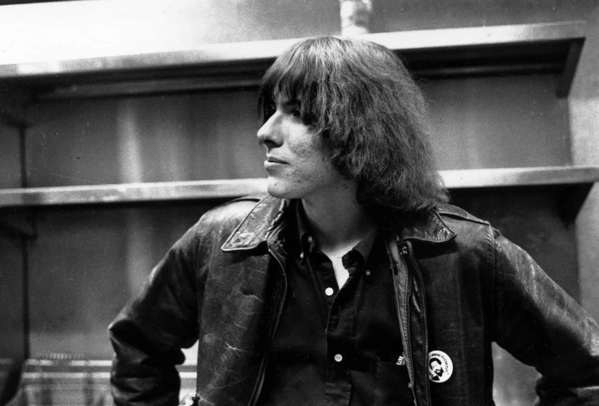 Dave Alexander, baixista da banda The Stooges, tocando seu instrumento no palco.