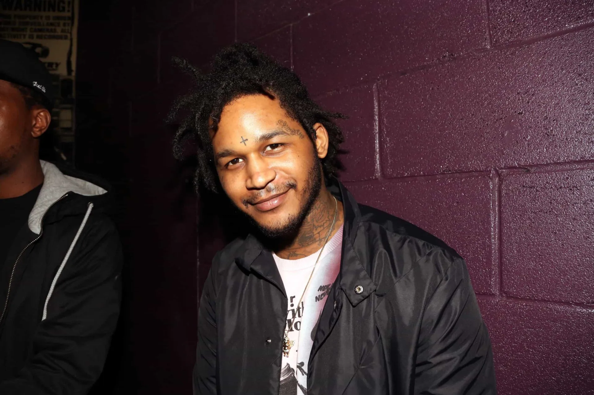 O rapper Fredo Santana com seus característicos dreadlocks e tatuagens no rosto.