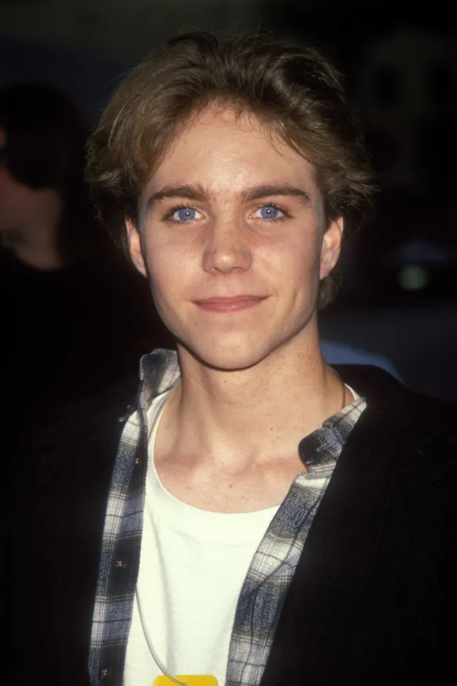 O ator Jonathan Brandis, um ídolo adolescente dos anos 90, com um olhar melancólico.