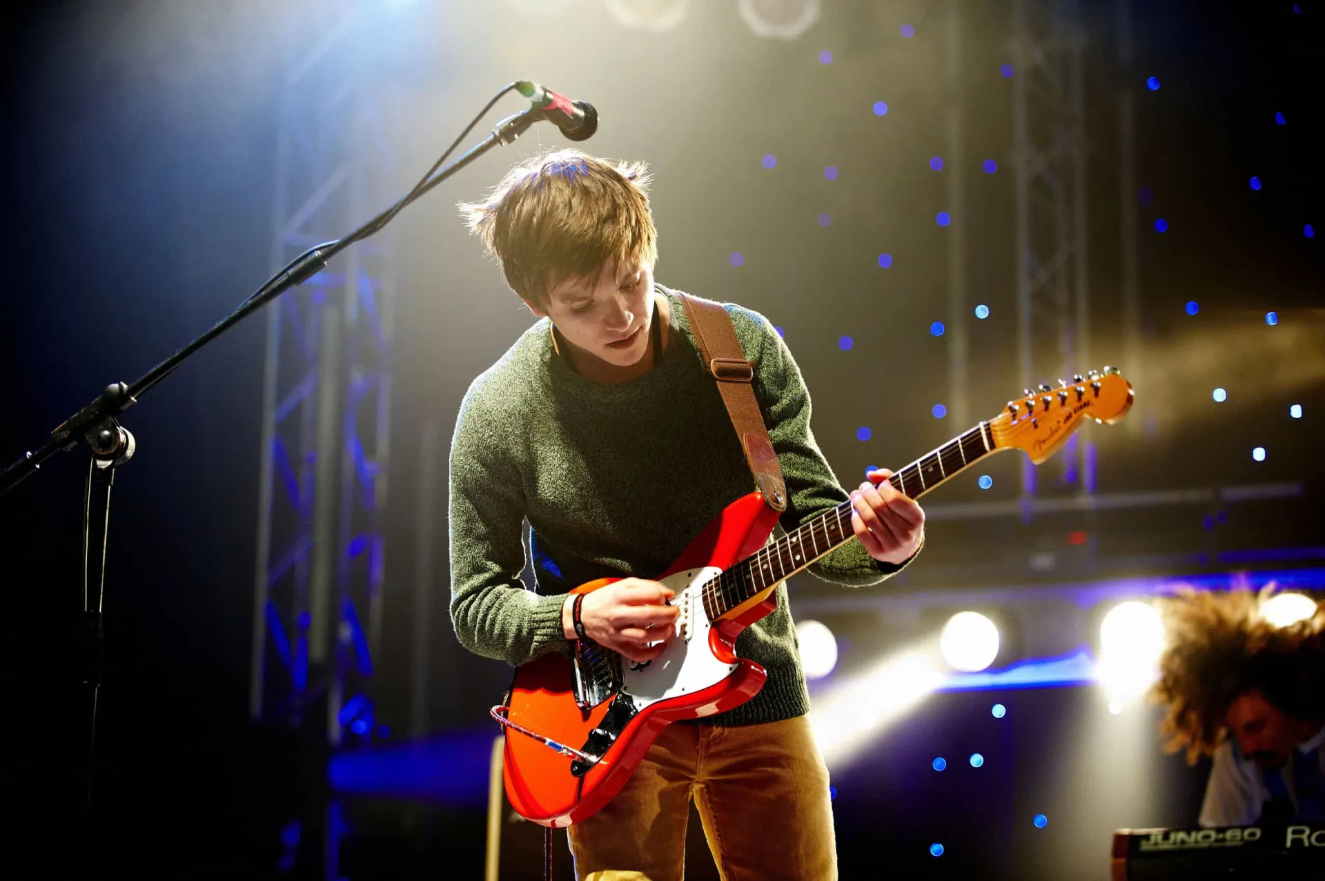 Thomas Fekete, guitarrista da banda Surfer Blood, tocando em um show.