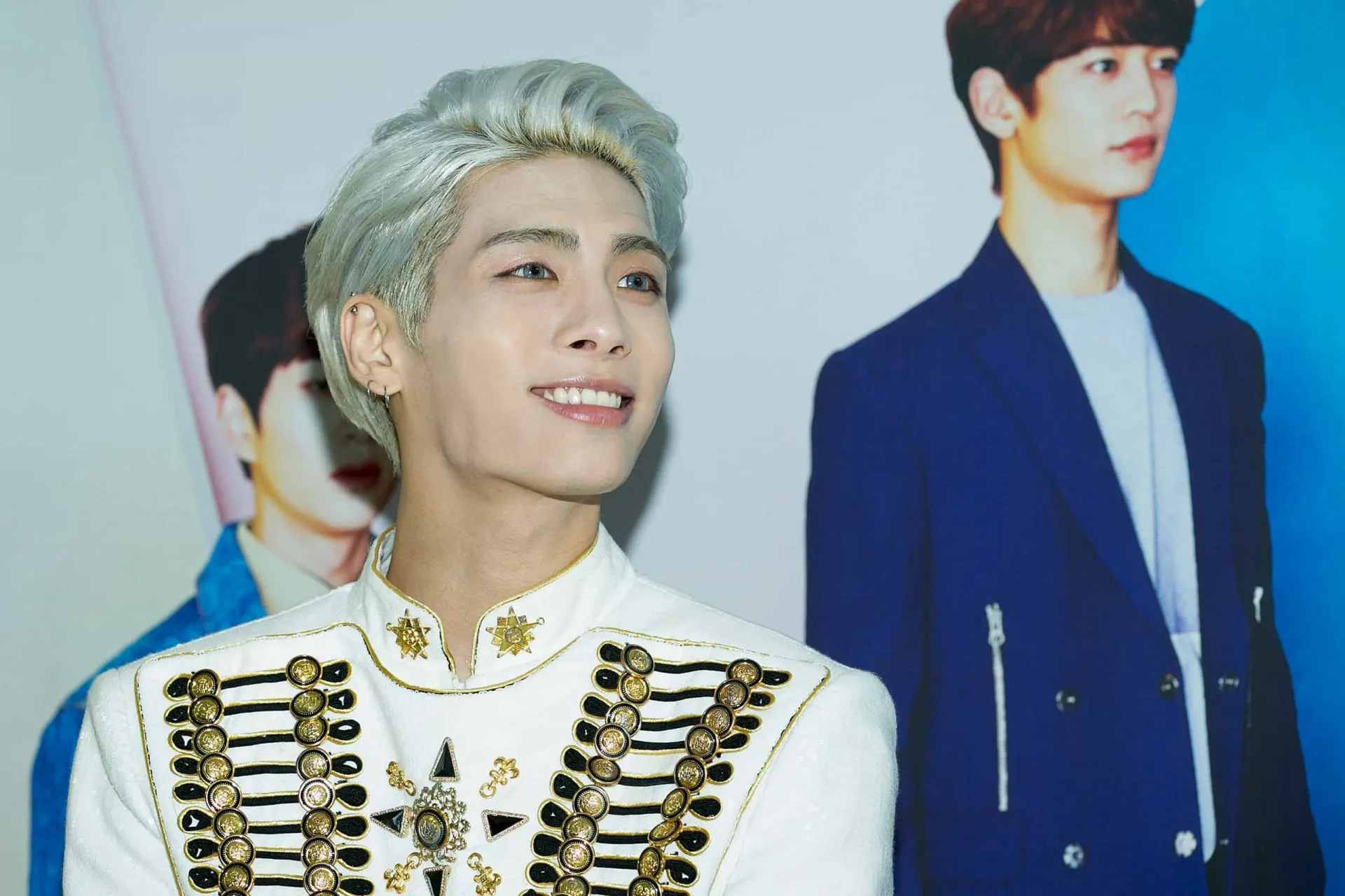 Kim Jong-hyun, vocalista da banda SHINee, cantando em um show com expressão séria.