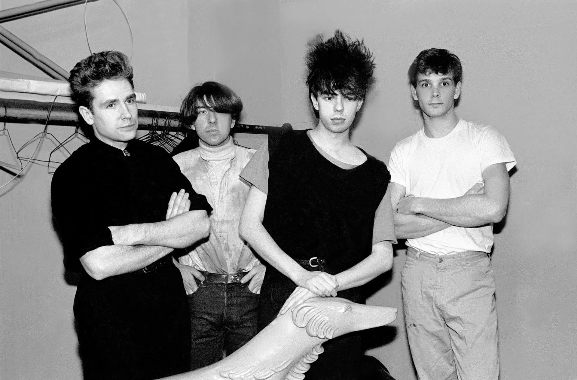Pete de Freitas, baterista do Echo & the Bunnymen (à direita), em uma foto com a banda.