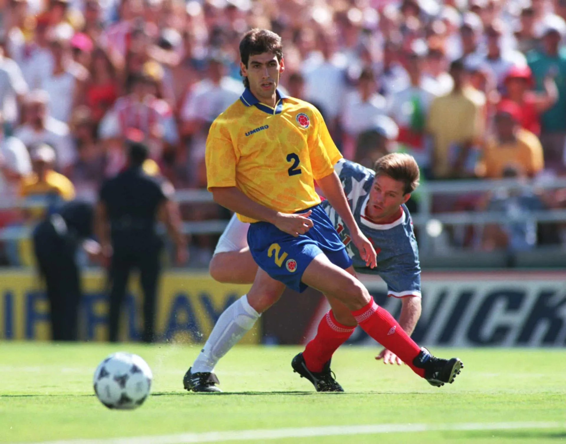 O jogador de futebol colombiano Andrés Escobar com o uniforme da seleção de seu país.