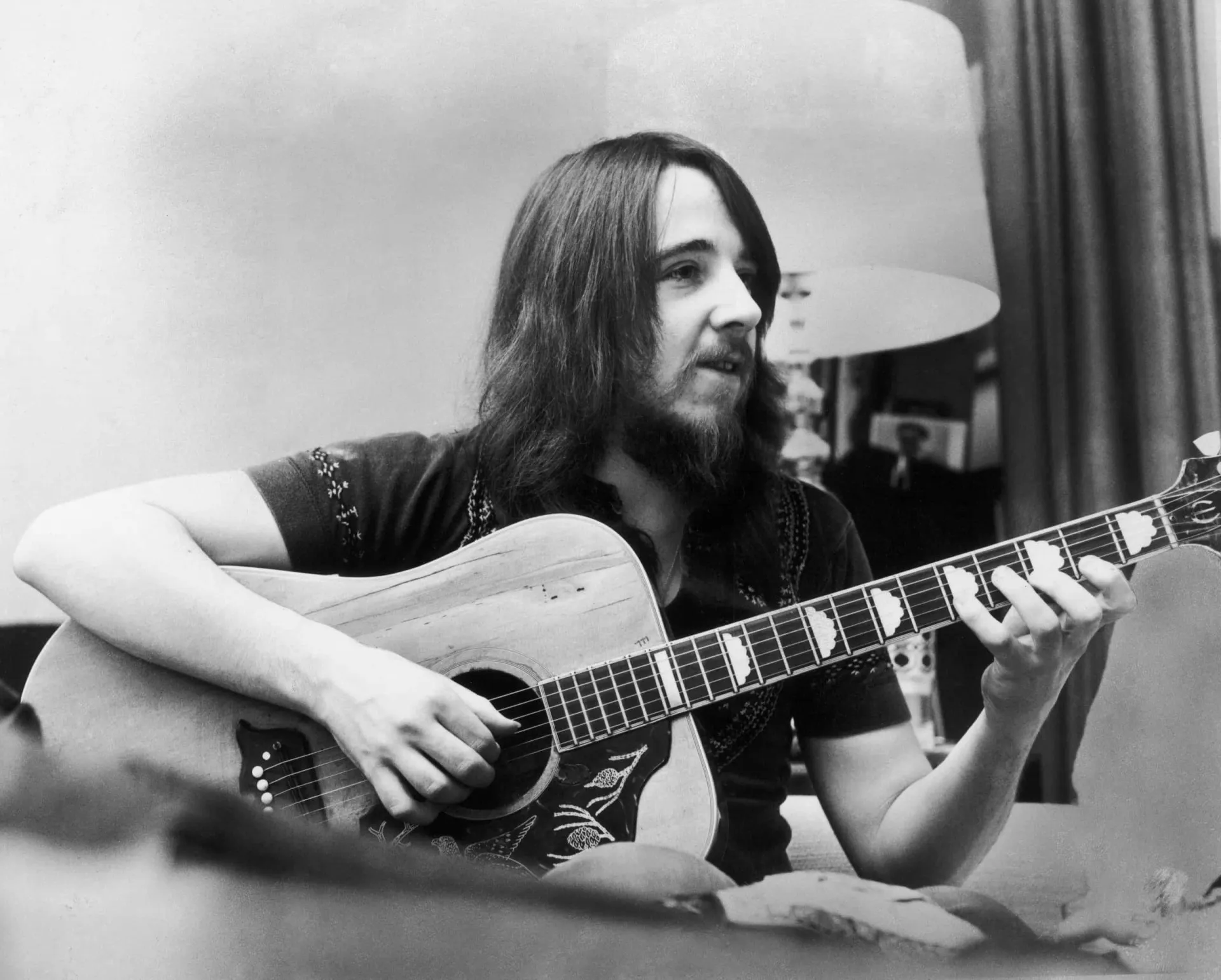 Les Harvey, guitarrista da banda Stone the Crows, tocando sua guitarra elétrica.