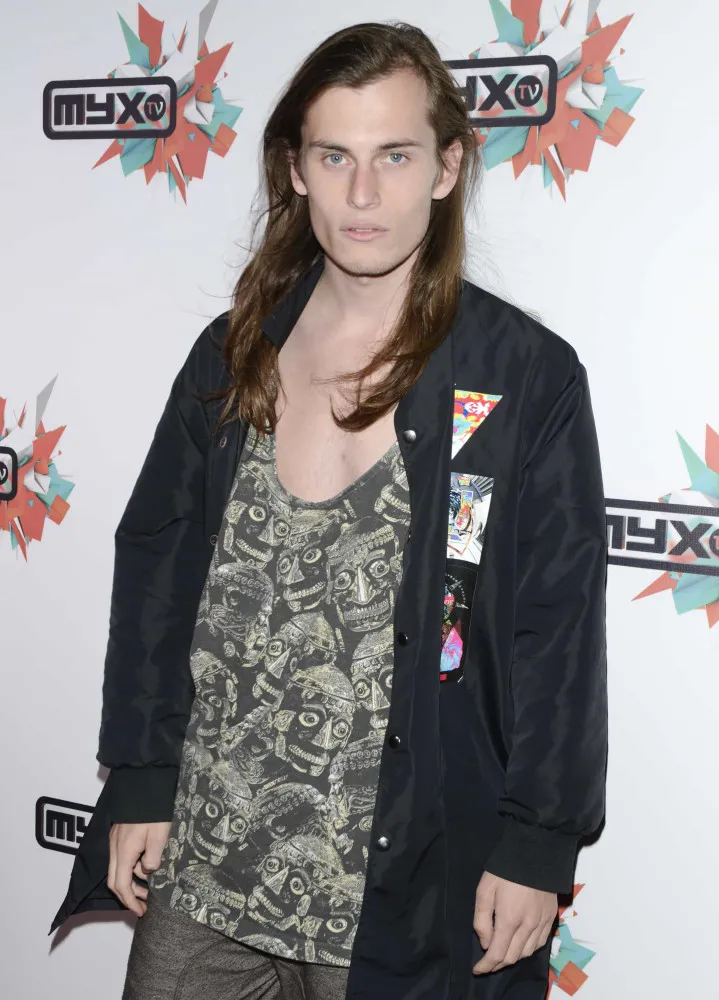 O ator australiano Harry Hains posando em um evento com um visual moderno.