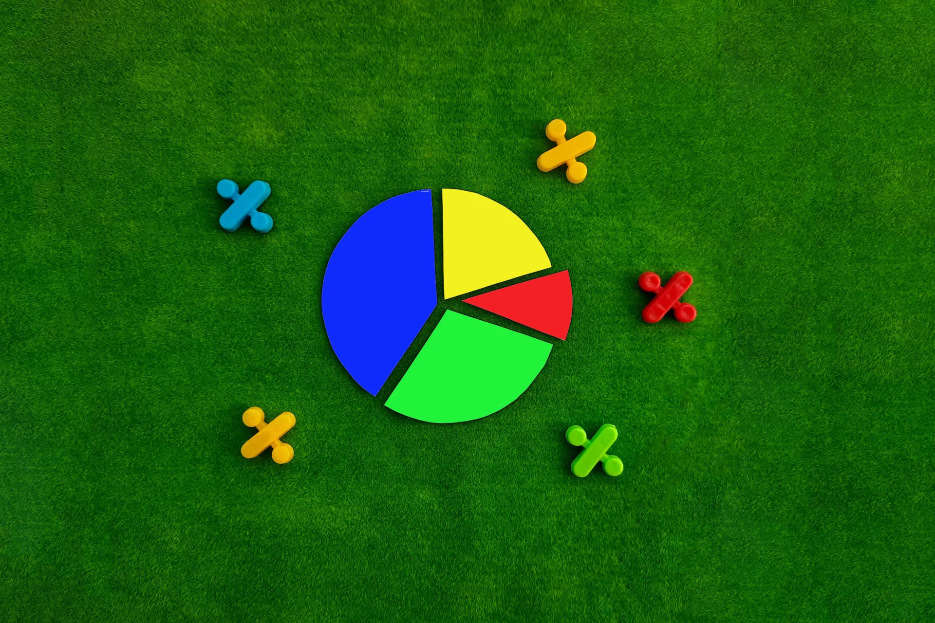 Uma lousa com diversas fórmulas e gráficos matemáticos, mostrando a complexidade por trás do cálculo de probabilidades.