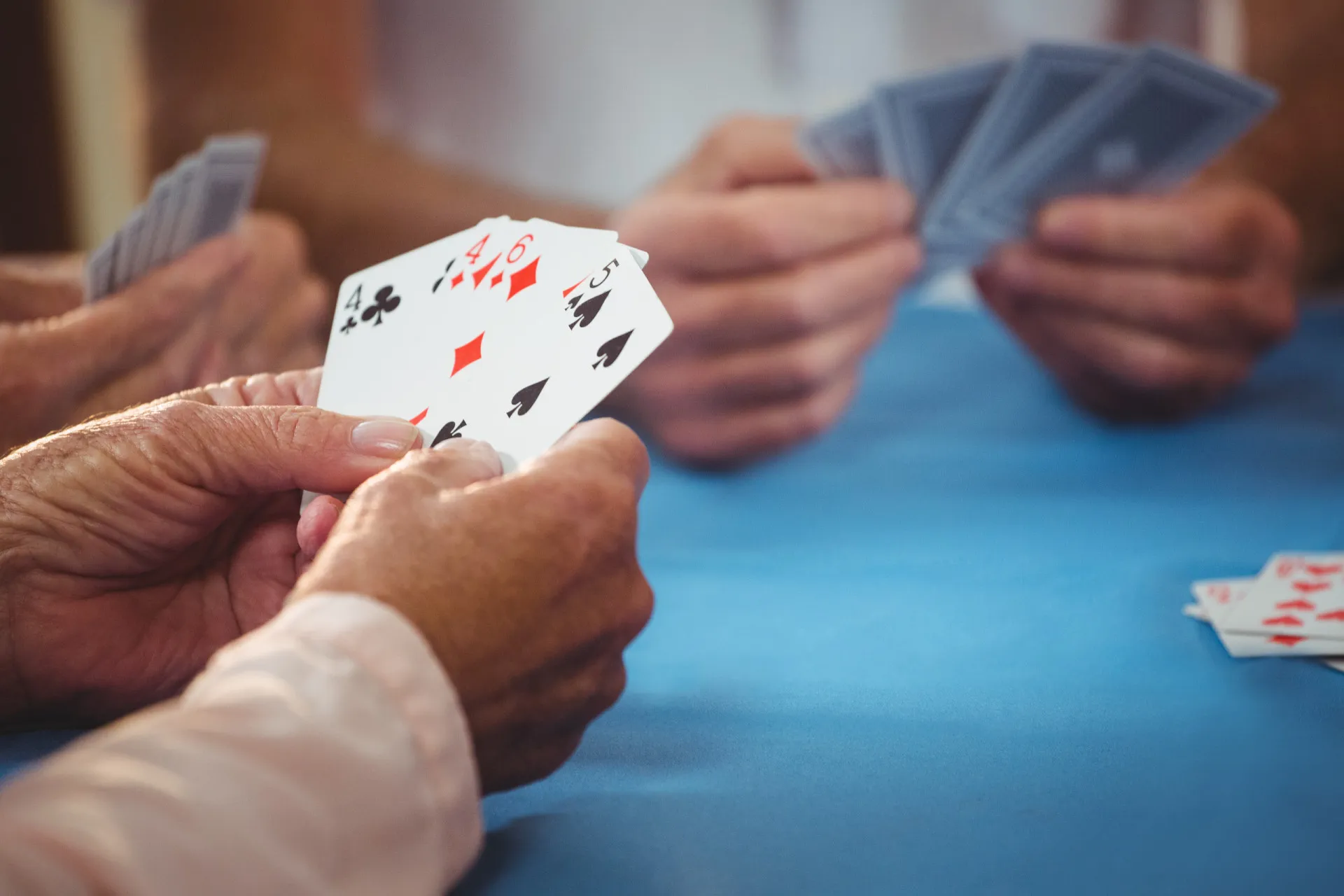 Uma roleta de cassino girando, com a bola prestes a cair em um dos números, um símbolo clássico de sorte e probabilidade.