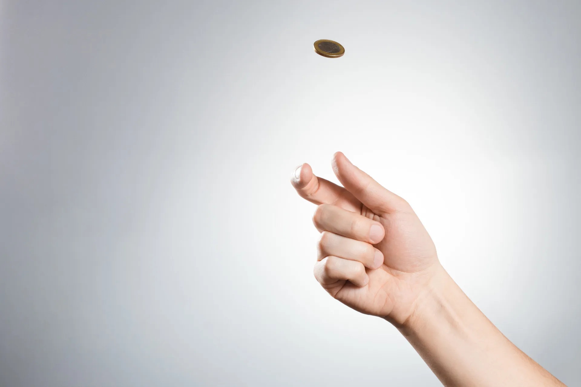 Dois dados brancos sobre uma superfície escura, mostrando claramente os números em cada face, um exemplo de resultados igualmente prováveis.