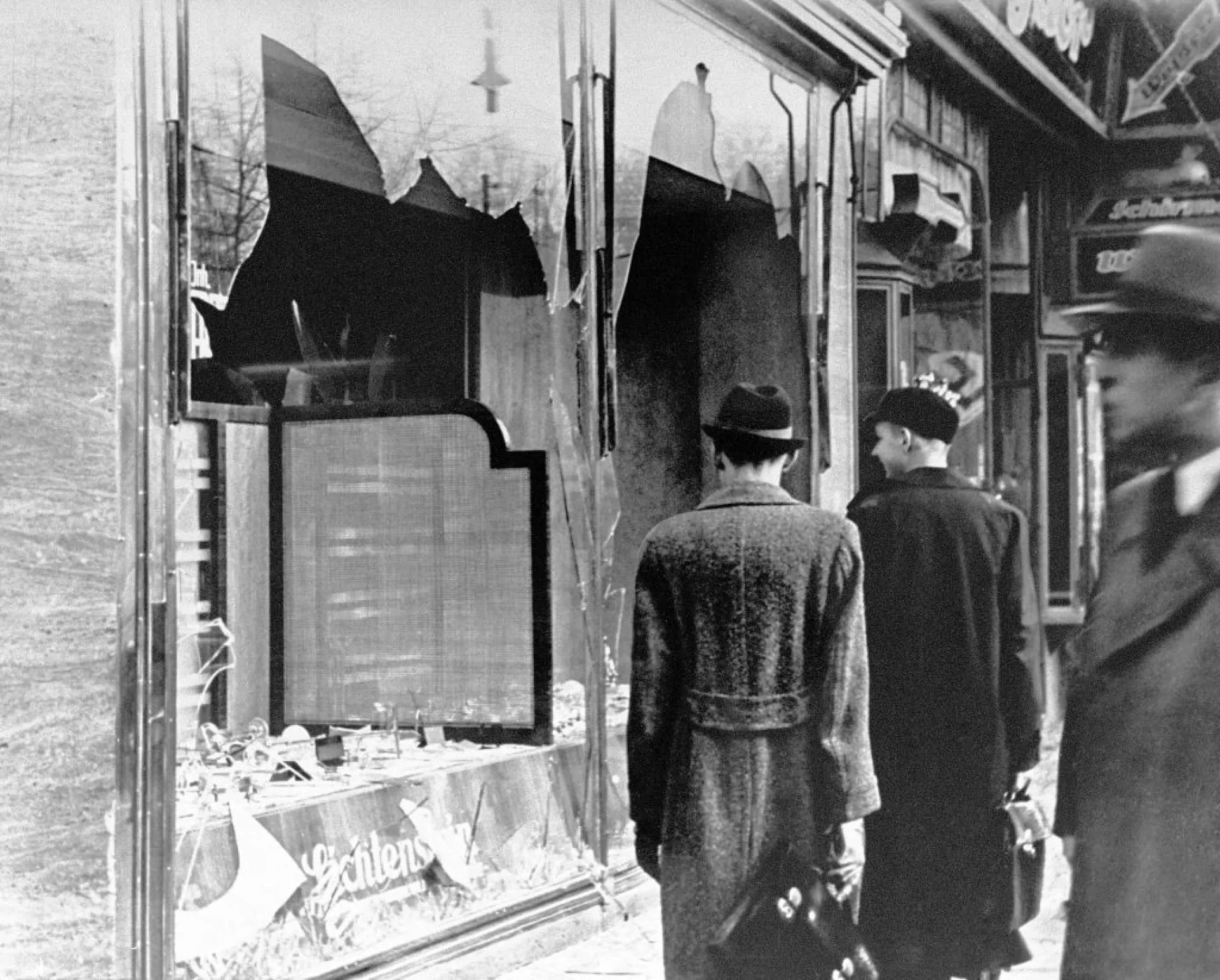 Vitrine de loja judaica quebrada durante a Kristallnacht, a Noite dos Cristais.