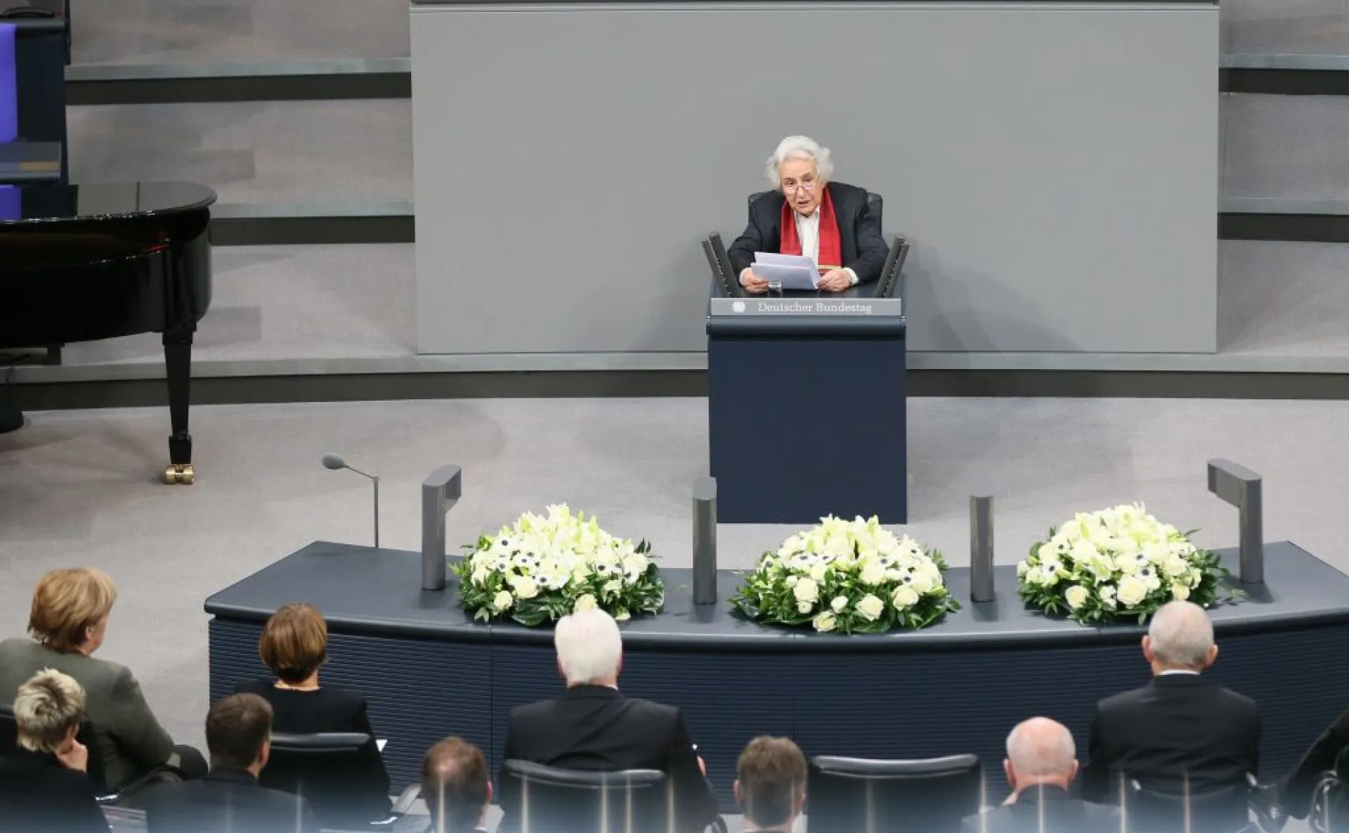 Anita Lasker-Wallfisch falando no parlamento alemão em 2018.