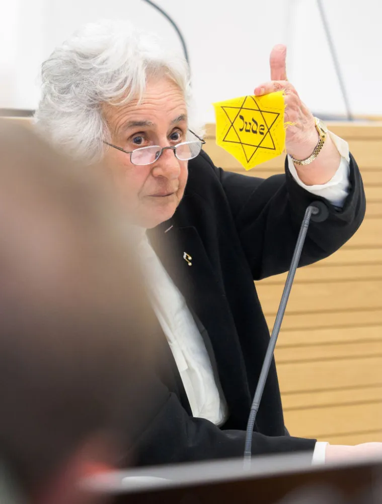 Multidão anônima na Alemanha, representando o medo de Anita de encontrar antigos nazistas.