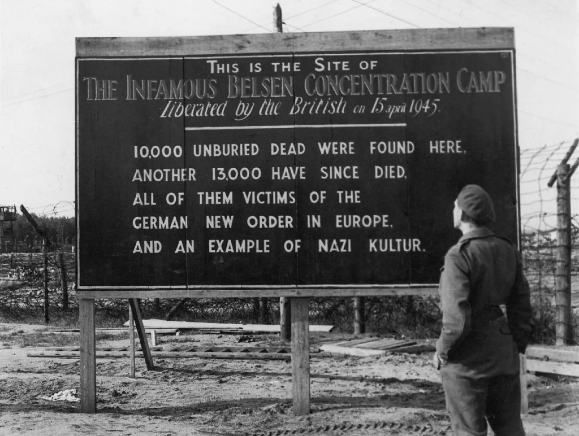 Tropas britânicas entrando em Bergen-Belsen durante a libertação em abril de 1945.