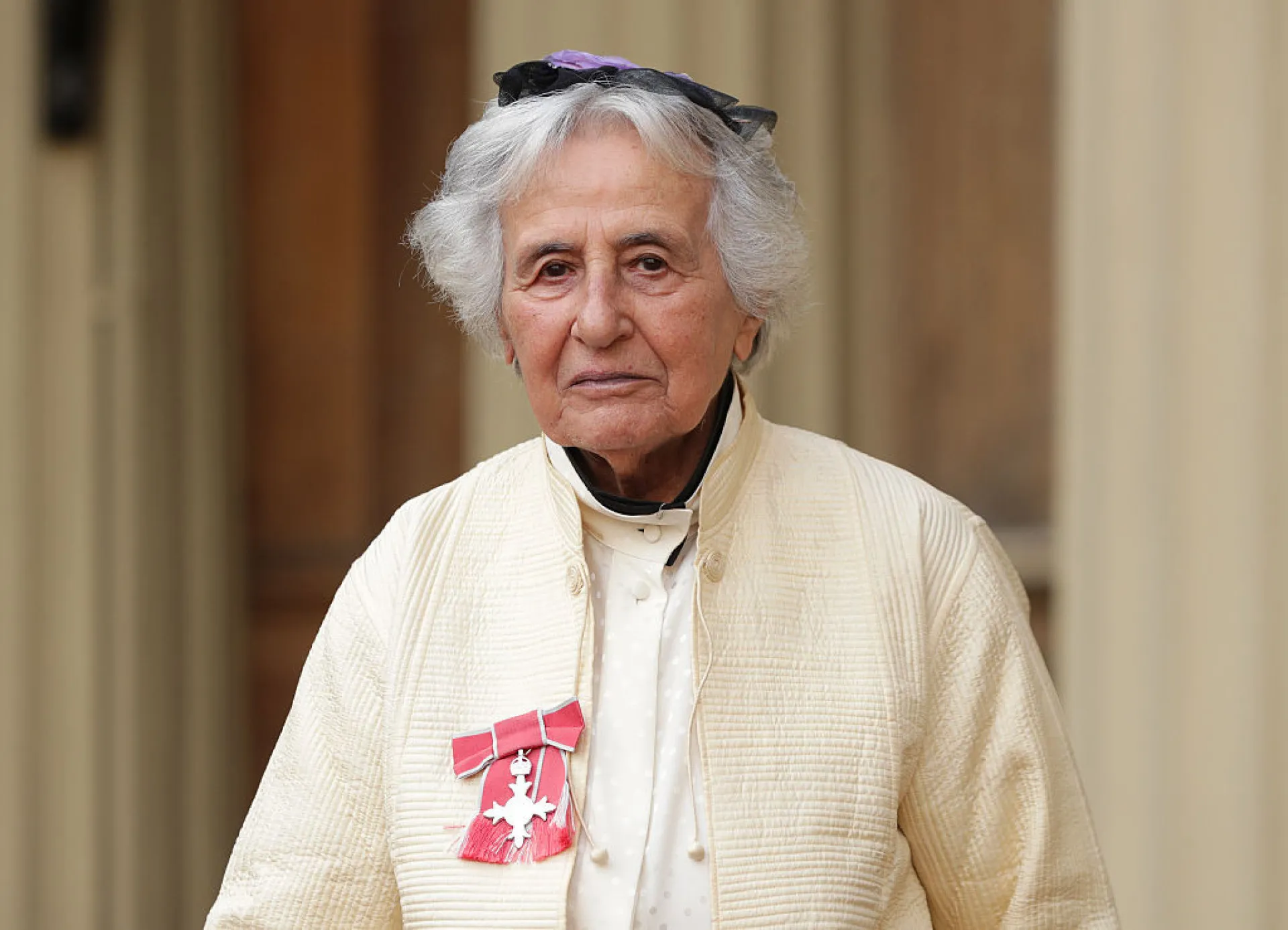 Rosto de Anita Lasker-Wallfisch em idade avançada, com uma expressão pensativa.