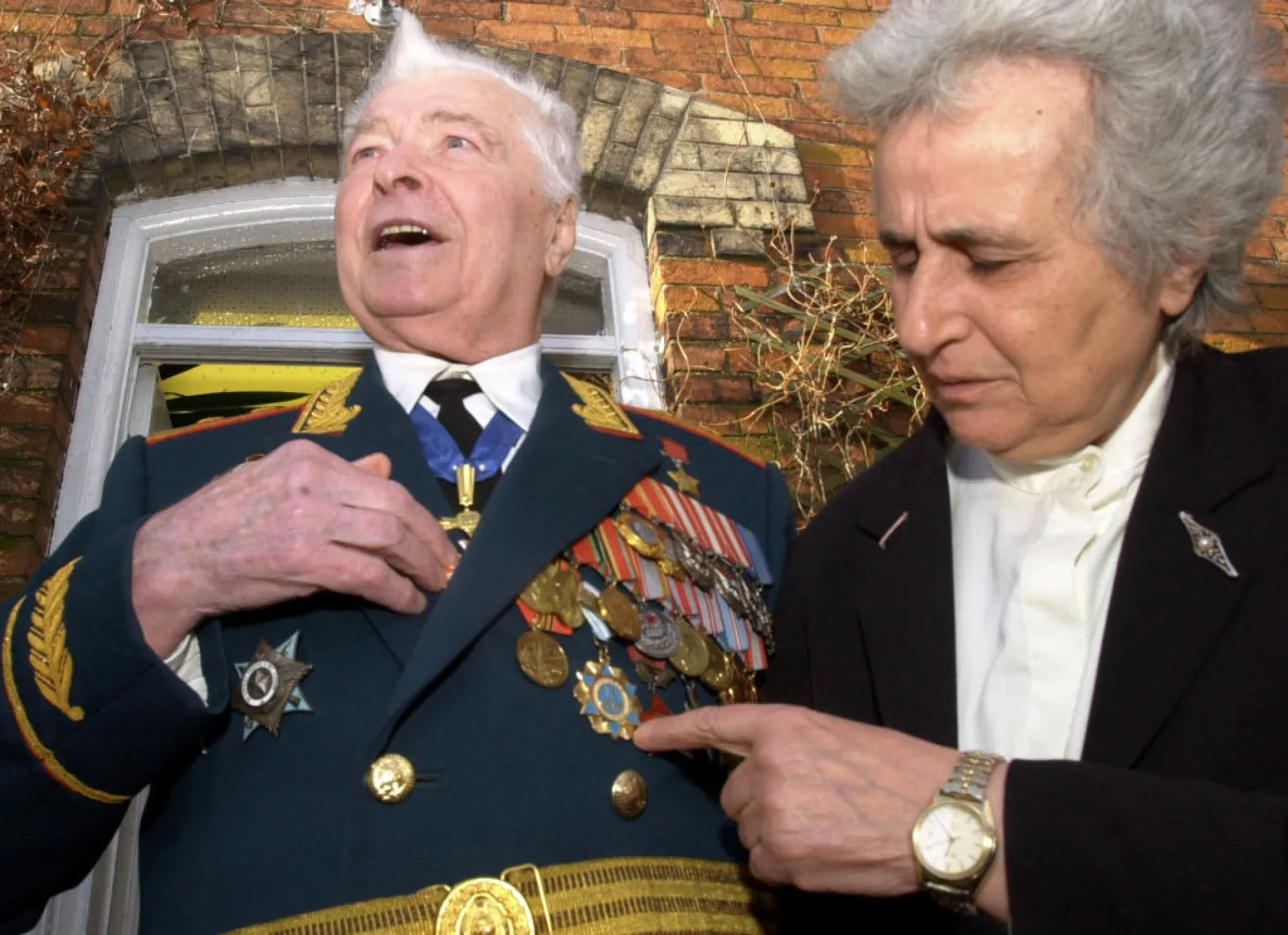 Anita Lasker-Wallfisch cumprimentando o general russo Vasily Petrenko, que ajudou a libertar Auschwitz.