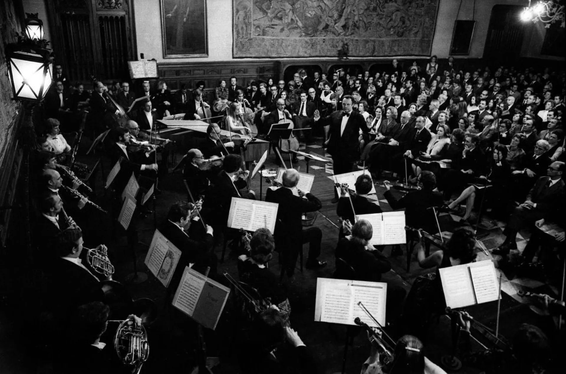 Anita Lasker-Wallfisch tocando violoncelo profissionalmente como membro da English Chamber Orchestra.
