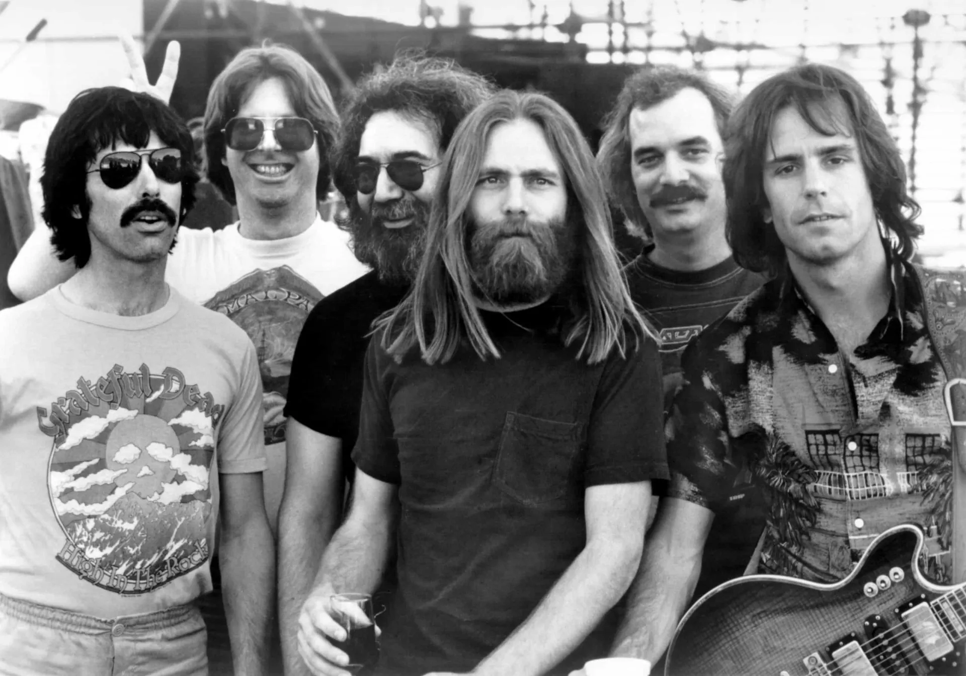 A banda Grateful Dead em uma foto clássica, representando o espírito hippie e psicodélico.