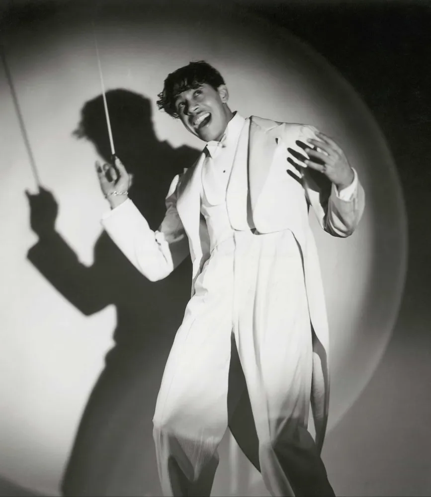 O lendário líder de banda Cab Calloway em uma foto de época, com seu terno e sorriso característicos.