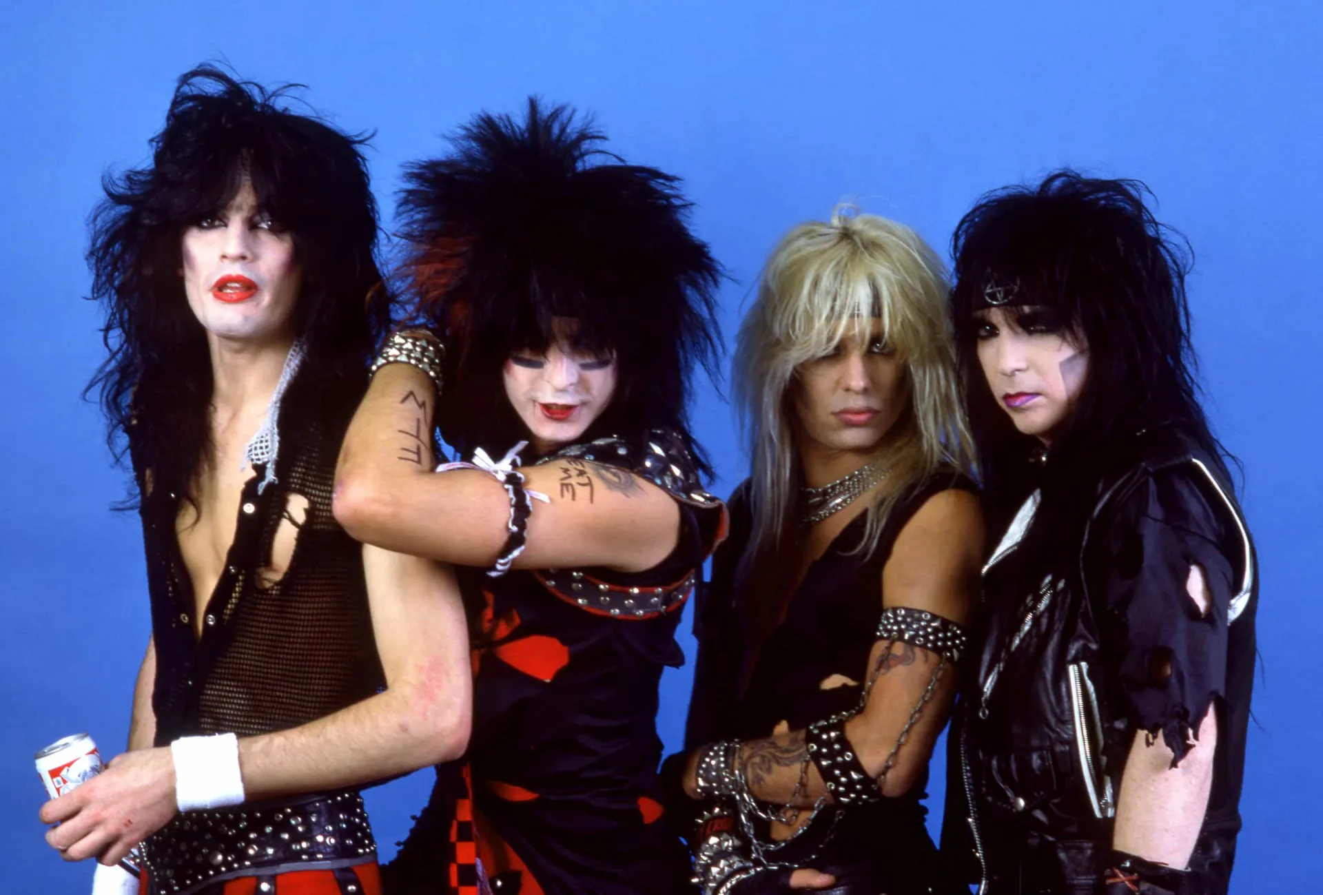A banda Mötley Crüe com seus visuais extravagantes de cabelo e maquiagem dos anos 80.