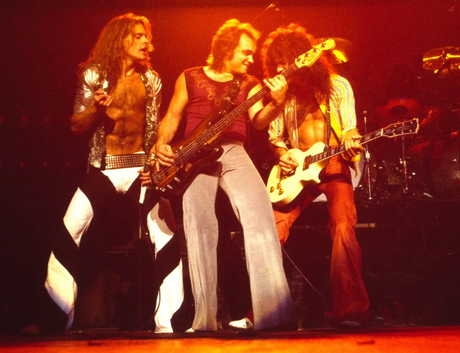 David Lee Roth e Eddie Van Halen, da banda Van Halen, em uma performance cheia de energia.