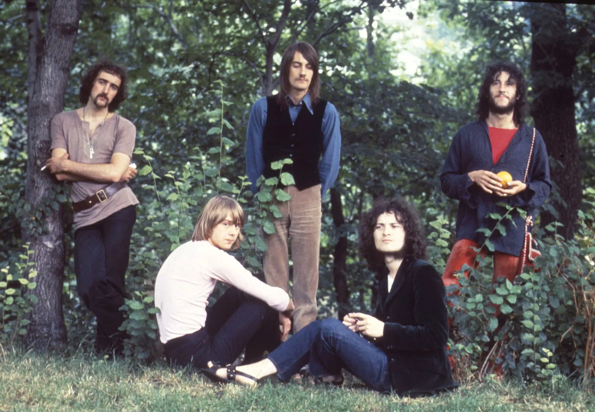 Peter Green, fundador do Fleetwood Mac, tocando guitarra intensamente.