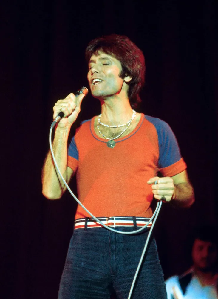 O cantor britânico Cliff Richard em uma performance nos anos 70.