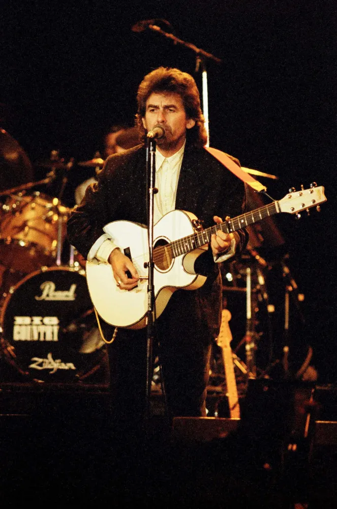 George Harrison sorrindo, em uma foto da época de sua carreira solo nos anos 80.