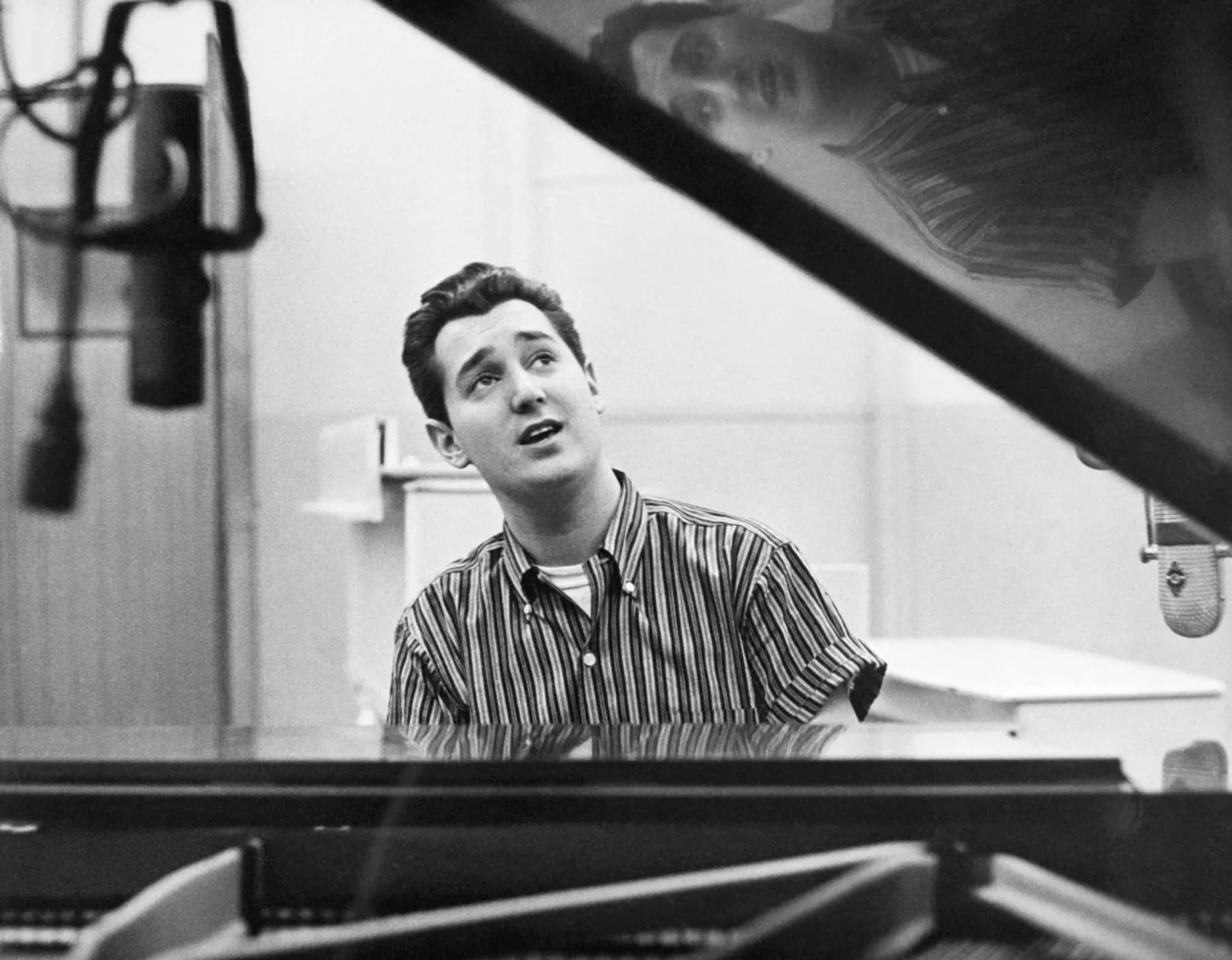 O cantor e compositor Neil Sedaka, jovem, em uma foto de divulgação dos anos 60.