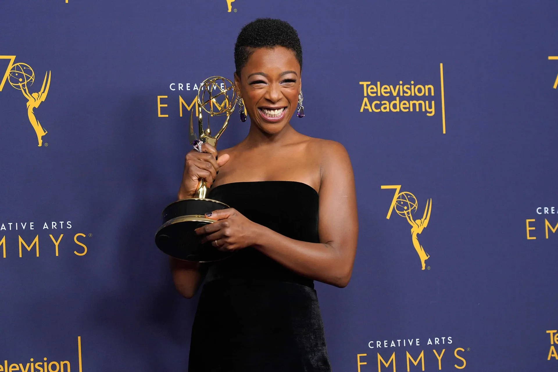 Samira Wiley em um evento, casada e feliz, provando que a autenticidade venceu.