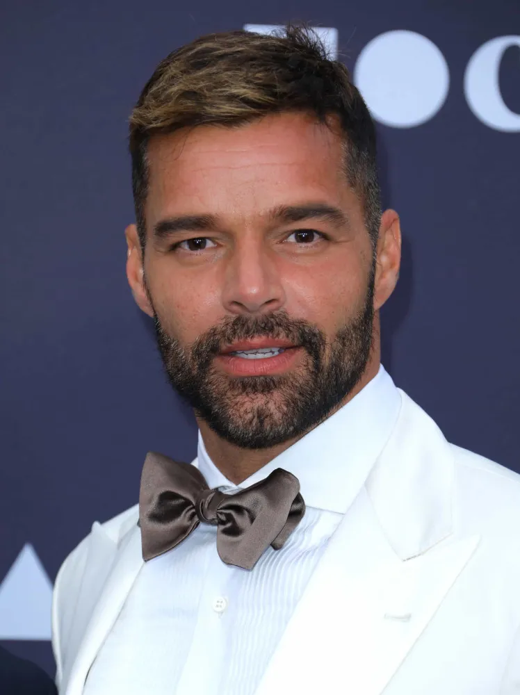 Ricky Martin jovem, no auge de sua carreira pop, olhando para a câmera.