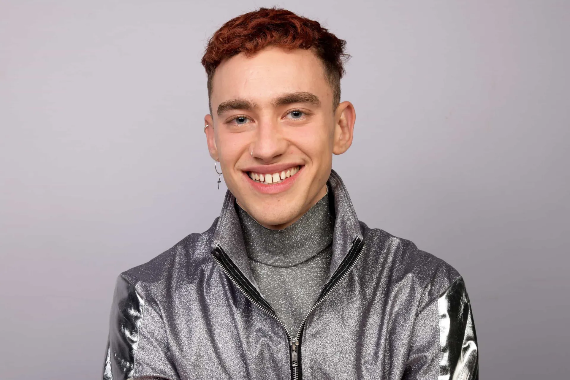 Olly Alexander, vocalista do Years and Years, em uma performance cheia de energia.