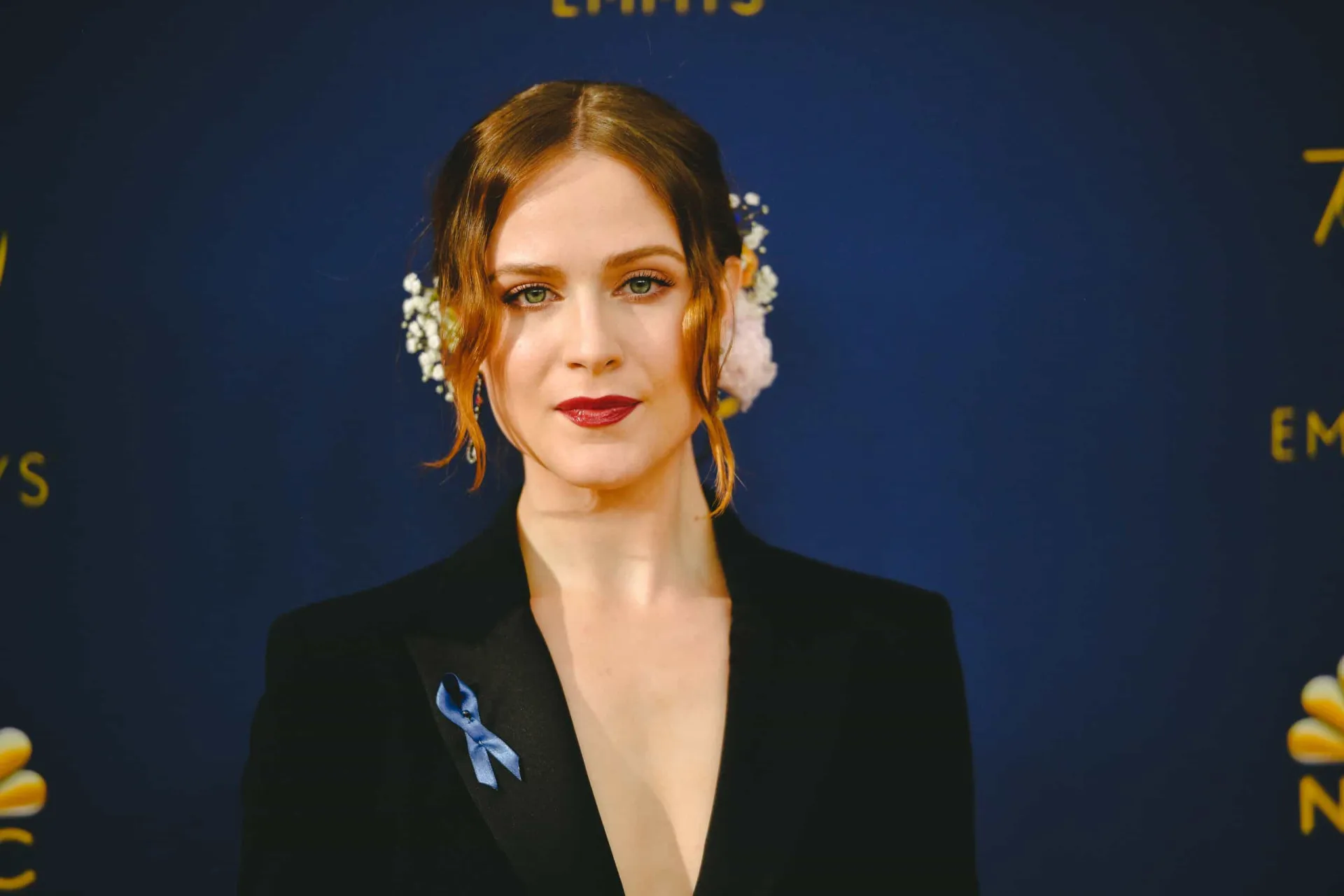 Evan Rachel Wood com um olhar penetrante e atitude rock'n'roll.