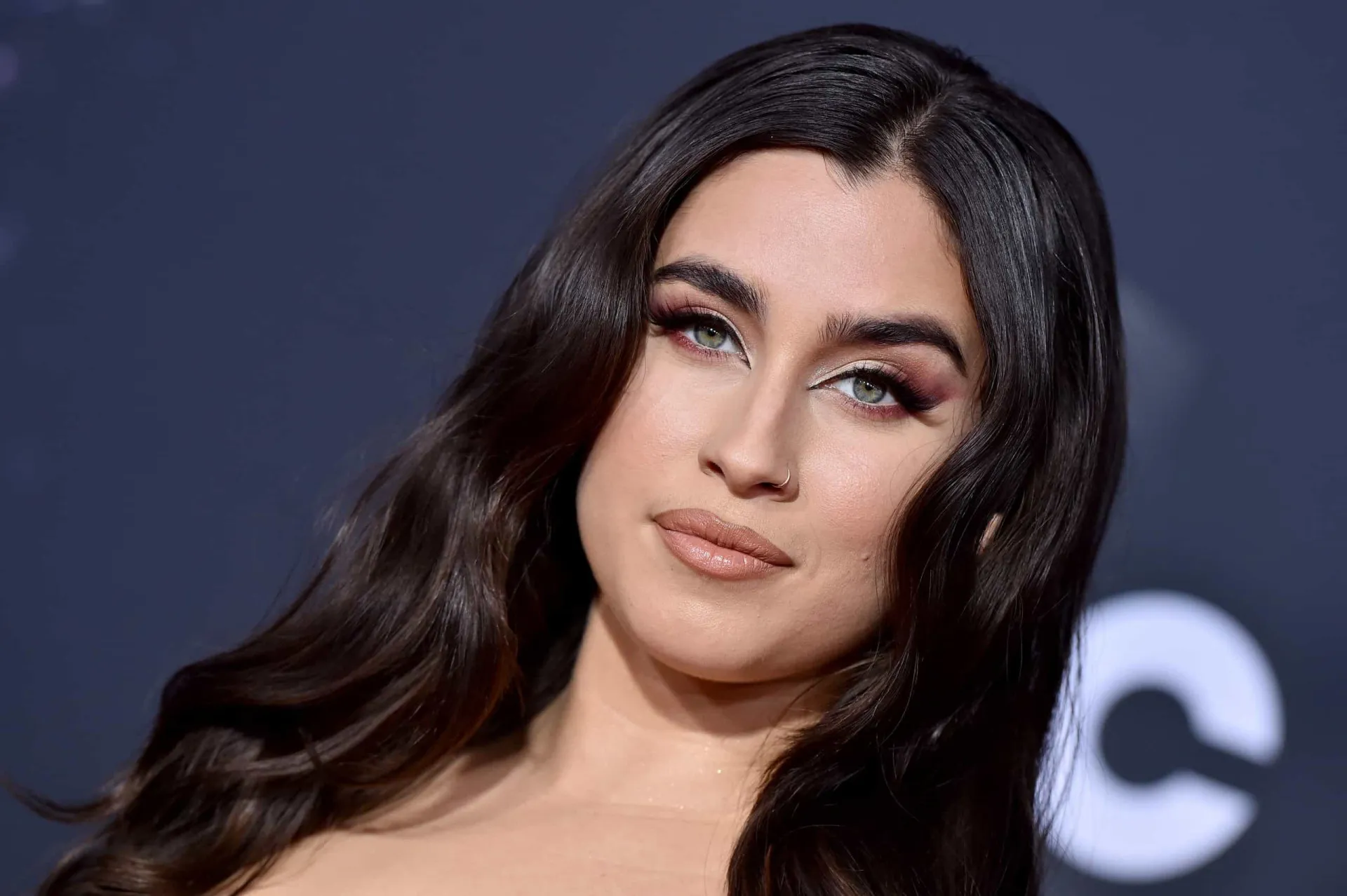 Lauren Jauregui, ex-integrante do Fifth Harmony, em uma performance solo.